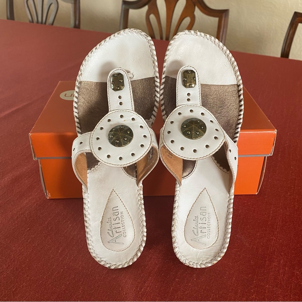 Clarks Artisan Collection Size 7M White Leather T-strap Thong Wedge Sandals